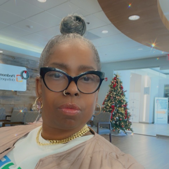 Meet your Posher, Adrianne - Picture 3 of 4